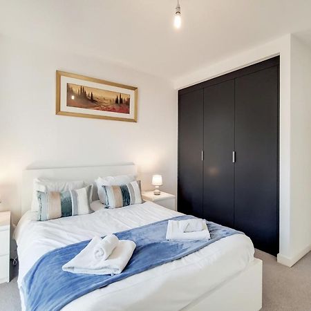 Deluxe One Bed Apartment By London Excel ภายนอก รูปภาพ